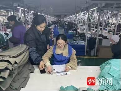 图为上门做筛查登记工作