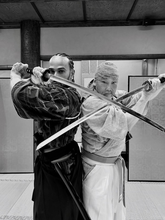 汉密尔顿化身武士:41岁老汉东京挥刀 热恋卡戴珊顺便扎心维斯塔潘|运动员花边|法拉利|体育比赛|武术|赛车_新浪体育_新浪新闻