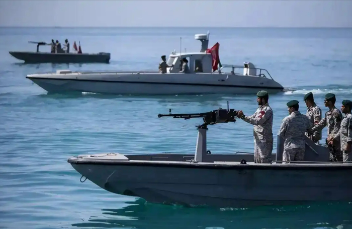 伊朗拥有众多的武装快艇，这些快艇可用于封控霍尔木兹海峡。