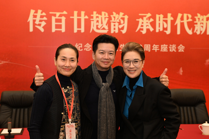 茅威涛（右）、赵志刚（中）、王君安（左）三位越剧艺术家相聚现场
