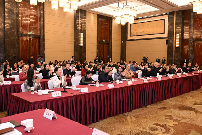 全国戏剧界的专家学者和越剧艺术家们齐聚座谈会