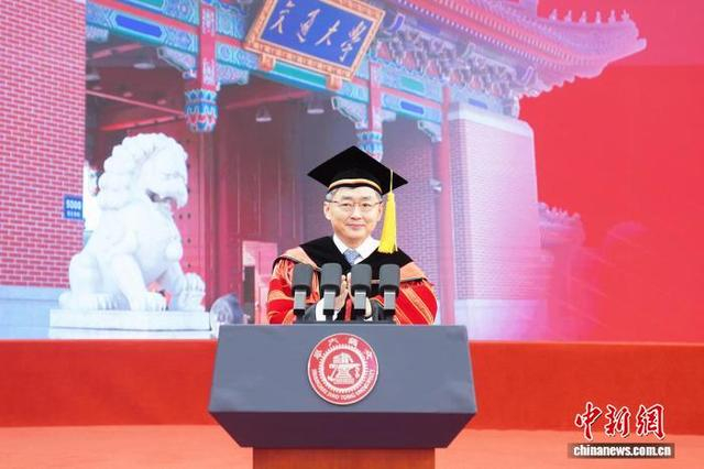 上海交通大学校长丁奎岭向毕业生们送出他与上海交通大学党委书记杨振斌的共同寄语。 上海交通大学供图