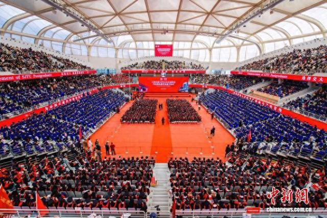3月28日，上海交通大学2026年研究生毕业典礼暨学位授予仪式在闵行校区霍英东体育中心举行。 上海交通大学供图