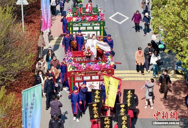 蚕花仙子队伍巡游。王志杰 摄
