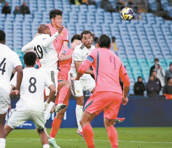             中国队队员在比赛中拼抢 新华社  发          