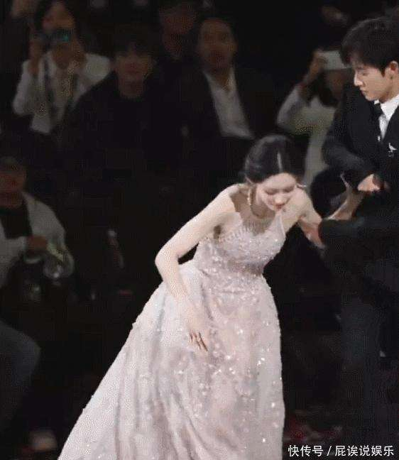  或许下次在红毯上，不少女明星会开始研究如何摔得好看。不过我建议大家不要模仿。孟子义能够翻身并非因为她摔倒的姿势，而是她这五年来把过去的负面事件转化为笑点。真诚这种品质，模仿不来。