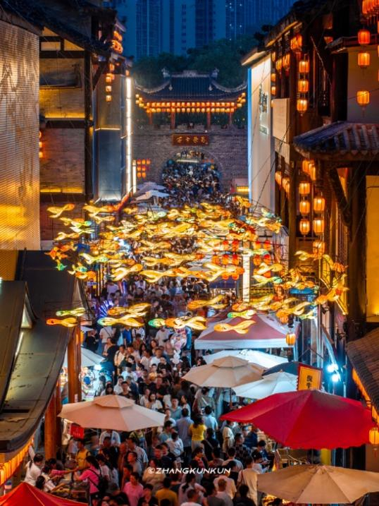 2025年“五一”期间，全国游客涌入荣昌，夏布小镇游客摩肩接踵。来源：网络