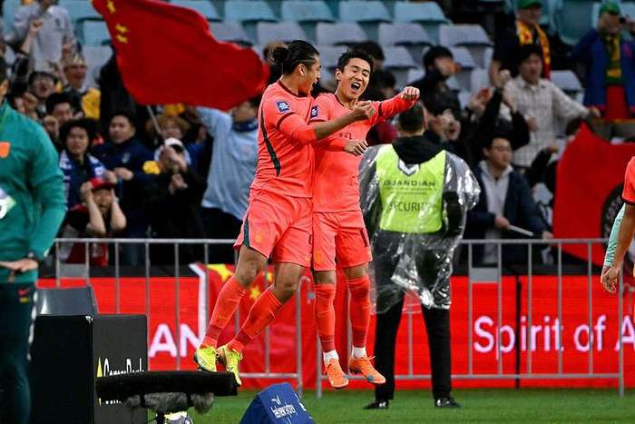 张玉宁（左）和韦世豪成为国足此役获胜功臣