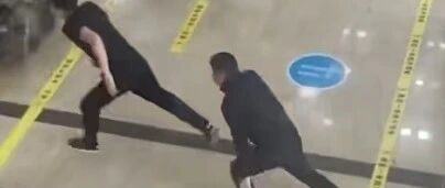 男子因男医生给妻子做彩超检查崩溃，现场奔跑撞墙称 “让人看了，明天离婚”！