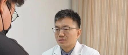 42岁男子长期被职场PUA，抱住医生大哭，称一到公司门口就开始心慌，医生：他把领导的评价，当成对自己全部价值的判断