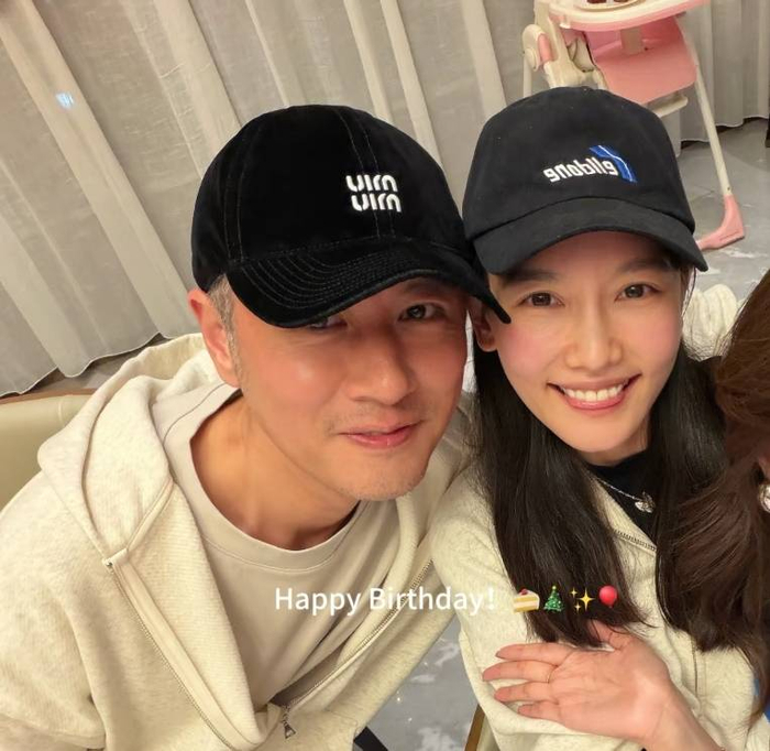 如今两人已公开身份，也不再遮掩，这样大方坦诚的方式反而更让人欣喜。大家怎么看这对甜蜜夫妻呢？