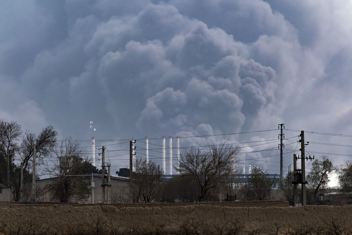 当地时间2026年3月9日，伊朗德黑兰，遭袭击的石油储存设施释放大量油烟。视觉中国 图