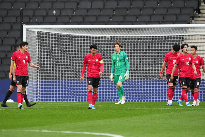 洪明甫率领的球队遭遇惨败，给世界杯之路蒙上了阴影。