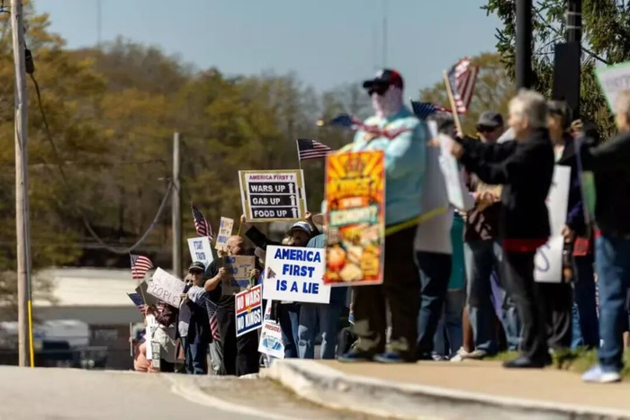 　　当地时间3月28日，民众在佐治亚州举行反对特朗普政府抗议集会，抗议者举着写有“美国优先是谎言”“食品价格上涨、天然气价格上涨”等字样的标语牌。