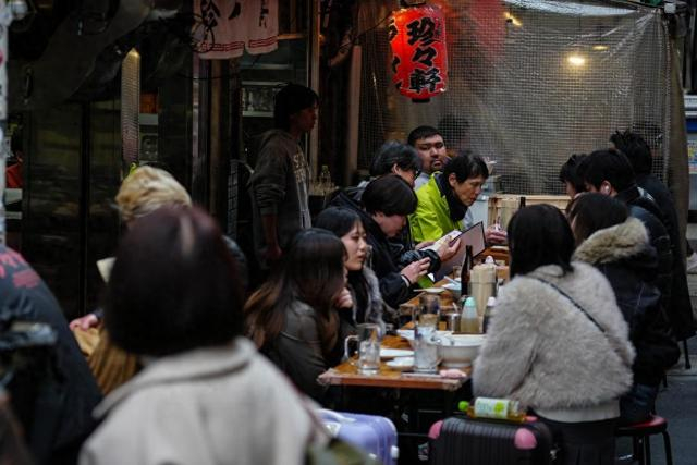 2月20日，在日本东京，顾客在一家餐厅用餐。新华社记者贾浩成摄
