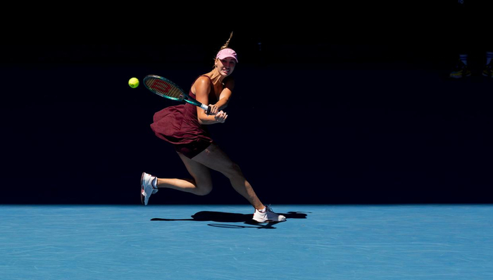 1月23日，波塔波娃在比赛中回球。新华社发（胡泾辰摄）