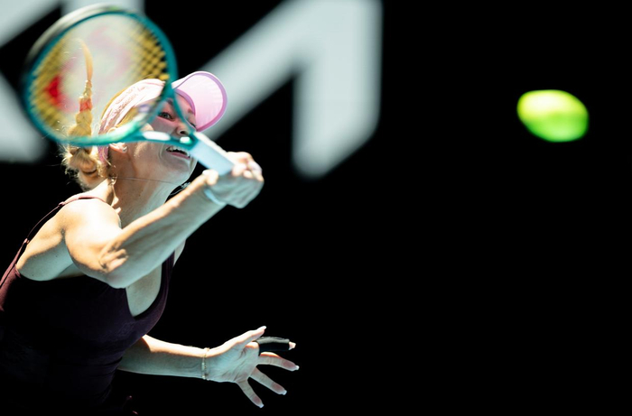 1月23日，波塔波娃在比赛中回球。新华社发（胡泾辰摄）