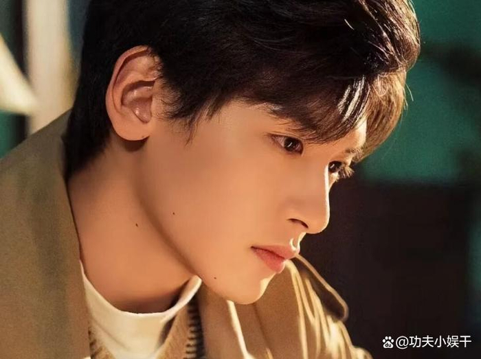 海报上她一头复古卷发，眼神里没有了魏莱的乖张，却多了种不服输的韧劲儿。