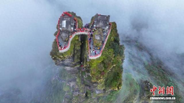 2025年10月，航拍贵州铜仁梵净山。李鹤 摄