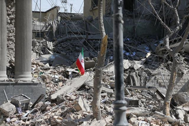 这是3月4日在伊朗德黑兰革命广场附近拍摄的一处损毁的建筑。新华社记者 沙达提 摄
