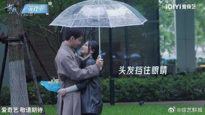  不得不说，陈星旭这次在《轧戏》中的表现，实在是让人眼前一亮。他对角色的精准拿捏，彻底让两个性格截然不同的人物立住了。饰演秦宵一时，他收紧肩膀、压低声线，眼神锋利如刀，甚至连站姿都充满了军人的严谨气质；一转身，他又能瞬间放松肩颈，语速变缓，眼神温润，举手投足间尽显斯文。而这种细节处的演绎，打破了传统一人分饰两角依赖妆容和造型的模式，纯粹凭借演技将两个角色实现了完美的割裂与融合，难怪网友们纷纷调侃，看他演戏比看两部剧还过瘾。如果你还没开始追这部剧，那可真是错过了一个大好机会，赶紧去看看陈星旭是如何凭借精湛演技，迅速封神的！