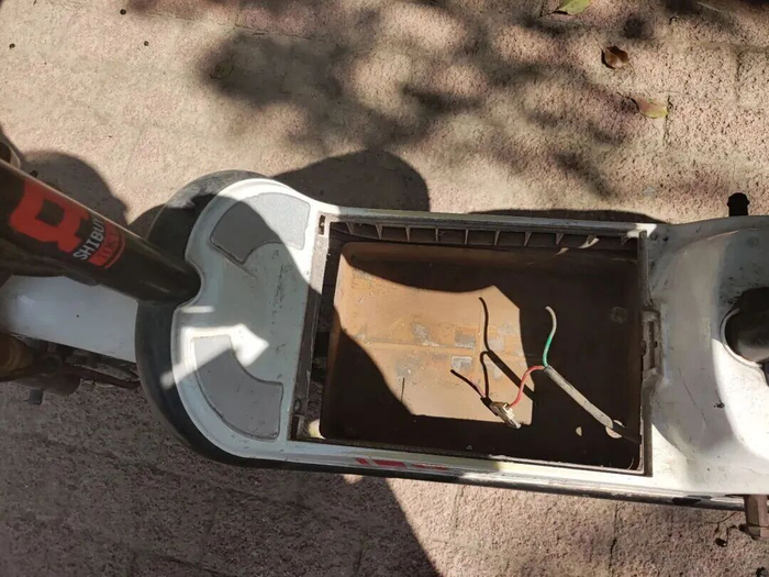 两个瘦子走着走着,肚子突然胖了!咋回事?