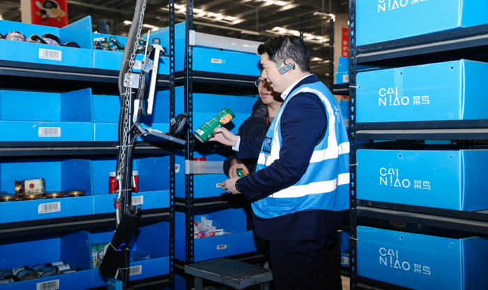 图：谢宇宸在菜鸟机器人仓内拣货