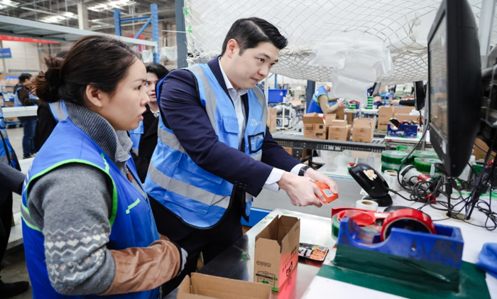 图：谢宇宸体验仓内数字化的打包出库流程