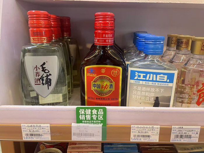 深圳市某连锁便利店里的劲酒货架上的小瓶装劲酒。周良成/摄