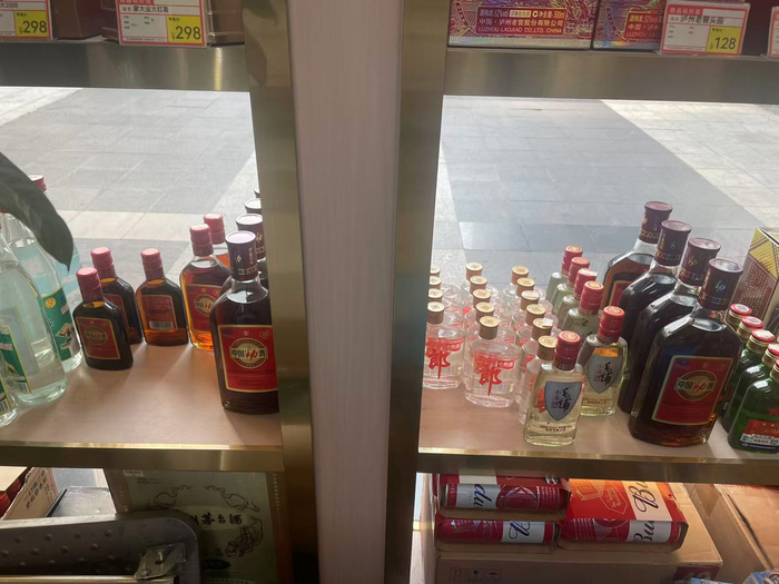 深圳市福田区某烟酒行各种型号劲酒整齐排列。周良成/摄