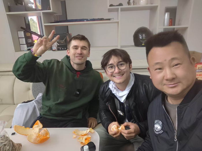 外国网红误闯湖南百岁老人喜丧现场“蹭饭”，“社牛”小伙英语完美控场，当事人讲述