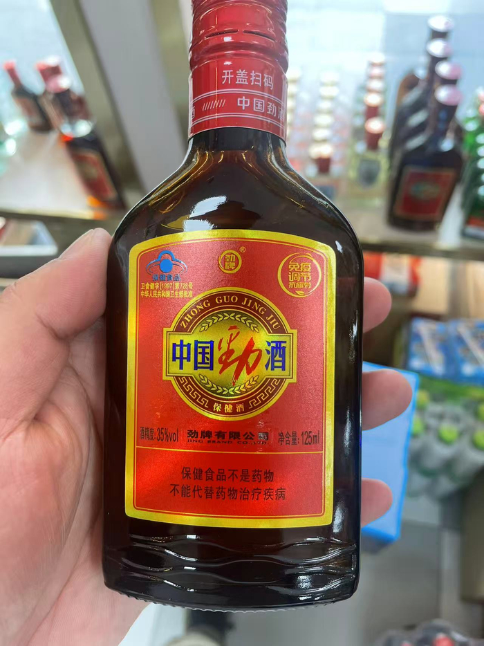 市场上畅销的“红标劲酒”（小劲酒）。周良成/摄