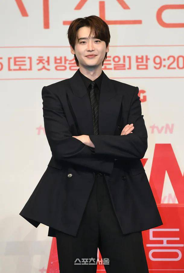 从酵母争议到状态回春，李钟硕用新剧证明：颜值能打，演技一样在线。网友评论得道：“果然，真正的帅哥不过是胖着玩玩！”