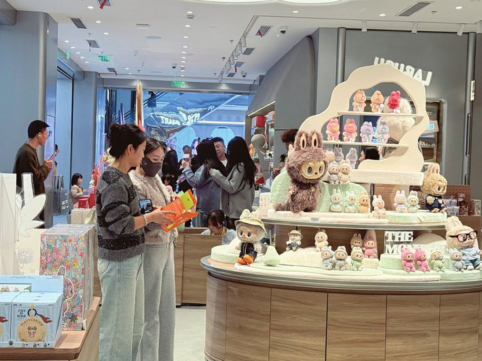 泡泡玛特店里消费者正在选购LABU-BU系列商品。（图片来源：山西日报）