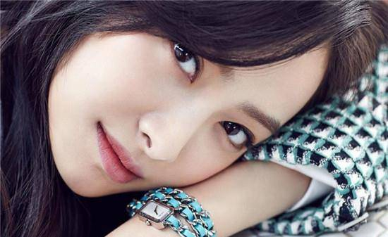 在小编看来，宋茜就是一个不折不扣的，有想法且敢为自己的梦想拼搏的人。敢于离乡背井追逐自己的梦想，回来发展后也敢于突破自我，挑战新的事情，在困难面前不卑不亢。1988年出生的宋茜如今已经32岁了。但她的生活却让人感觉他依旧处于花一样的年纪，敢追敢闯，自由绽放！这样的艺人值得被更多的人喜爱，同时也值得成为更多的人心目中的偶像。在未来，小编相信，宋茜能继续在演艺圈绽放光彩，为粉丝和更多的观众献上更优秀的作品。