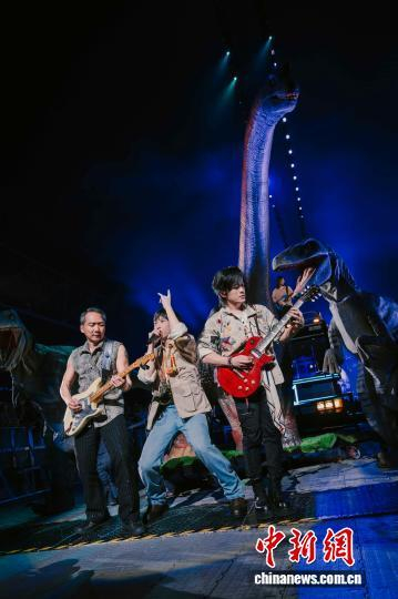 图为五月天乐队在演唱会上。钟欣 摄