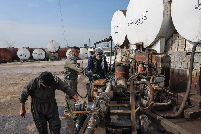 当地时间2026年3月17日，伊拉克埃尔比勒，石油市场的工人正在工作。视觉中国 图