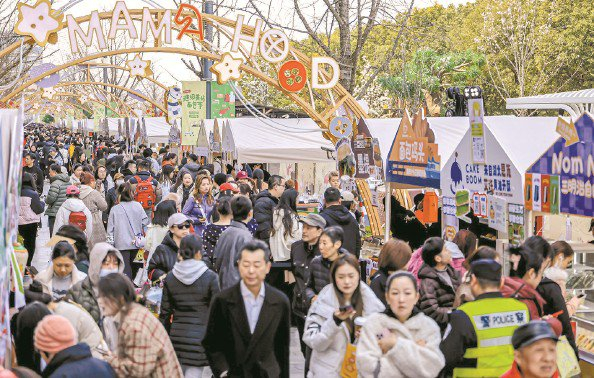             绵延一公里的面包节现场人头攒动 邵晓艳  制图          