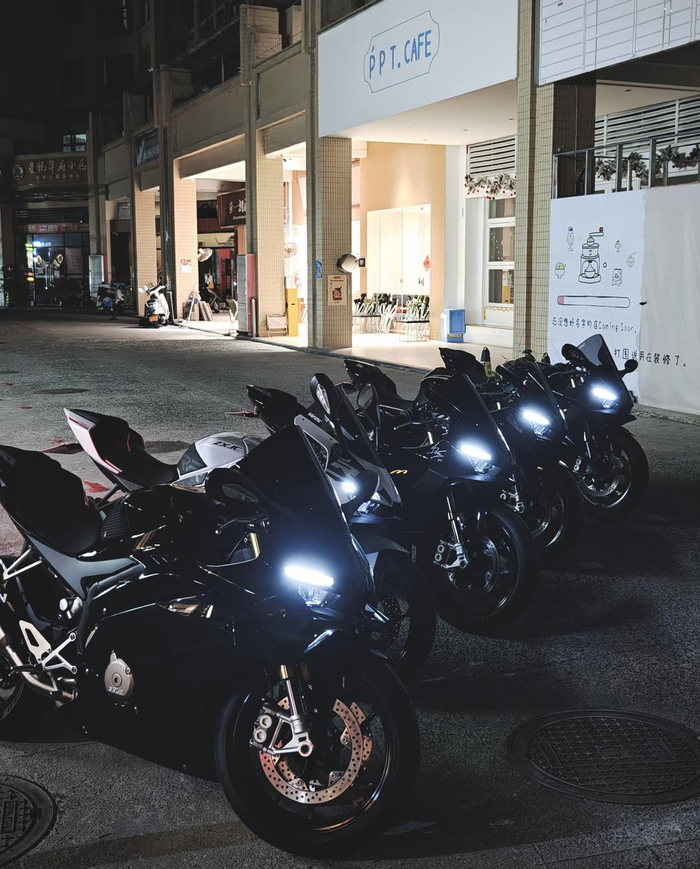 车主陈先生和车友们的张雪机车 受访者供图