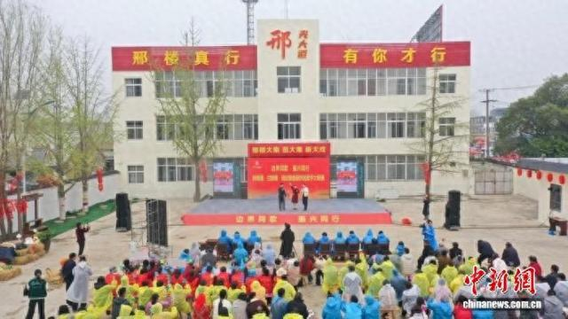 首届两省三镇农民歌手大赛现场。崔亚 摄