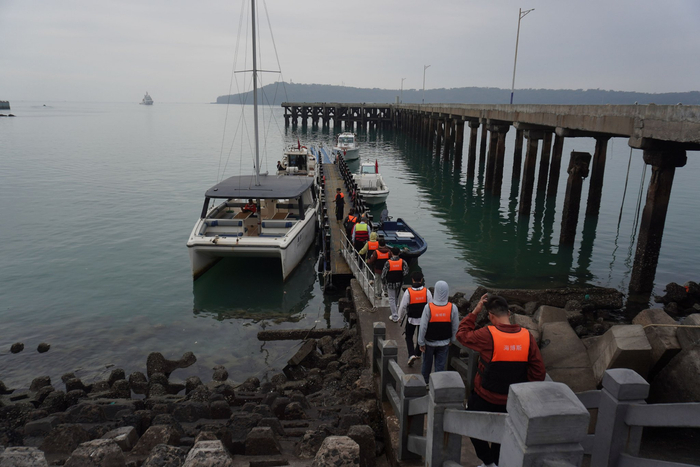 春节期间准备出海观鲸的游客。新京报记者 左琳 摄