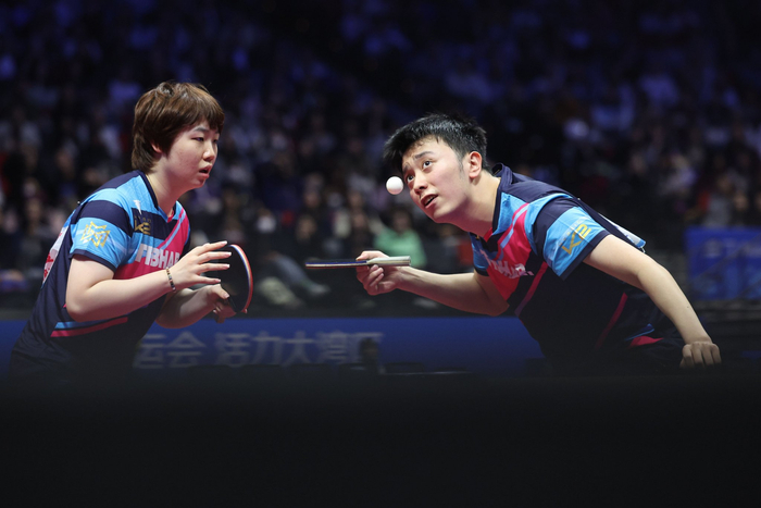 11月13日，江苏队组合陈垣宇（右）/蒯曼在比赛中发球。新华社记者 陈斌 摄