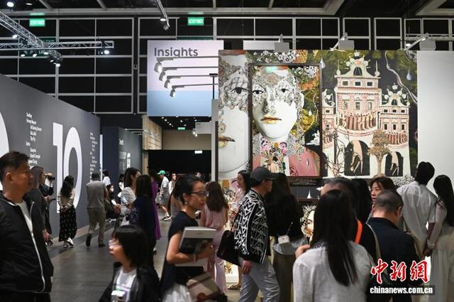 3月25日至29日，2026年巴塞尔艺术展香港展会在香港会议展览中心举行，不少市民和游客到场参观。 中新社记者 李志华 摄