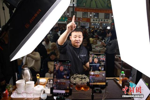 3月31日，创业青年亿茶小叶在网络直播销售茶叶。中新社记者 孙杨洋 摄