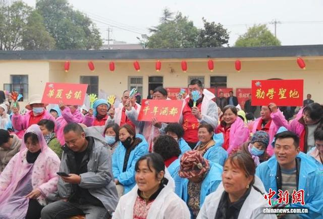 助威团为选手助威。崔亚 摄