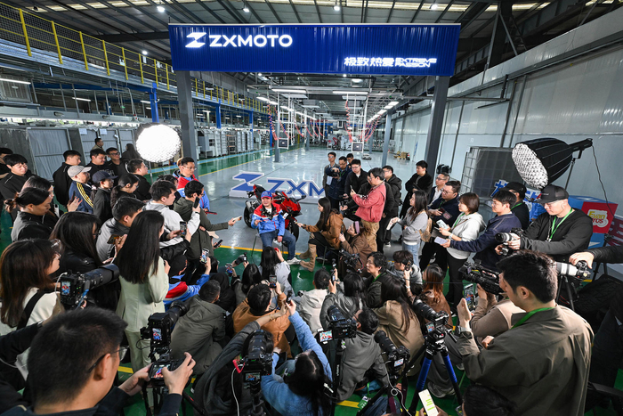 2026年3月30日下午，在位于重庆两江新区的张雪机车工厂内，张雪被媒体包围。图据视觉中国