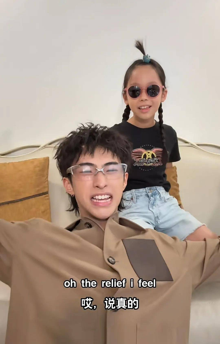 那么，你们怎么看待这对 brothers-and-sisters 的关系，以及两位父母在孩子成长中的态度与分工呢？