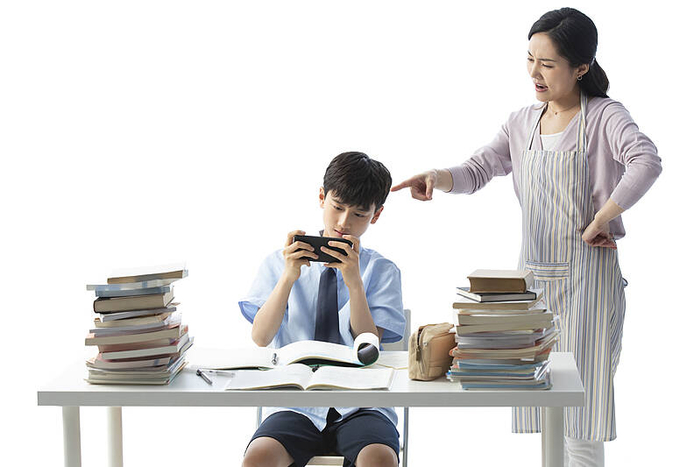 闪电心灵愈站丨孩子从“手机奴”到“主动交”！心理专家：试做这3件小事→