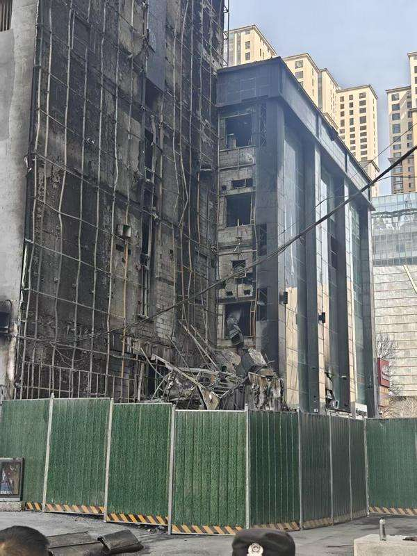 3月30日，事故现场被围挡围住，火灾原因调查和后续处置工作正在推进。