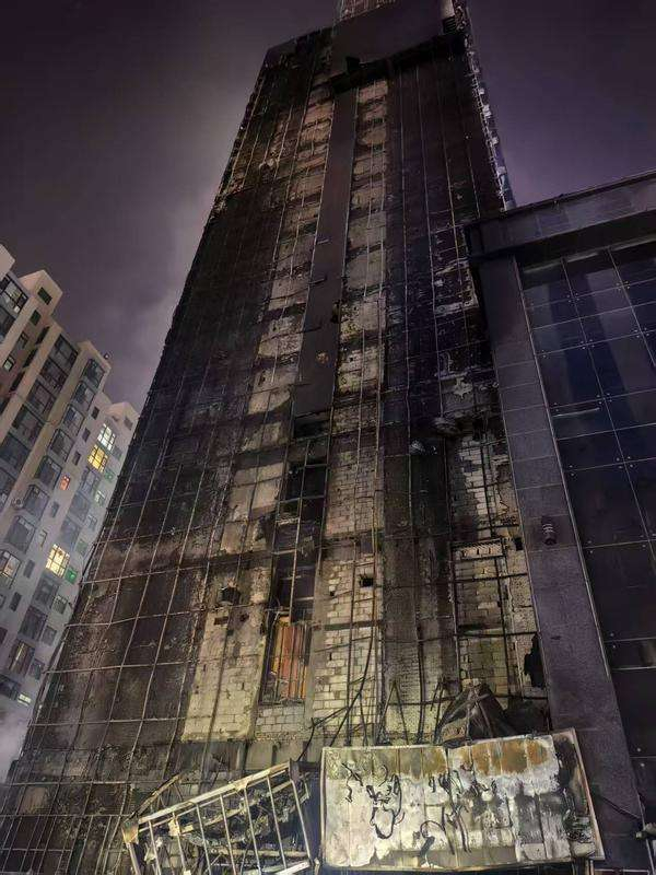 3月28日晚，太原市小店区亲贤北街附近一高层建筑发生火灾。